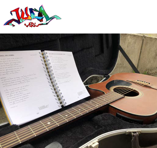 Gitarre mit Songbook und JuCa-Werl-Logo