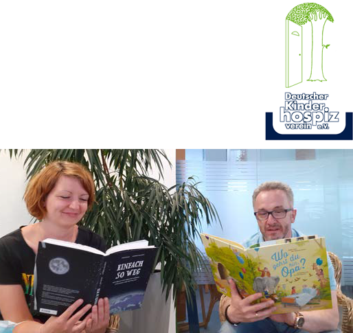 Zwei Erwachsene lesen Kinderbücher. Darüber das Logo des deutschen Kinder-Hospiz-Vereins