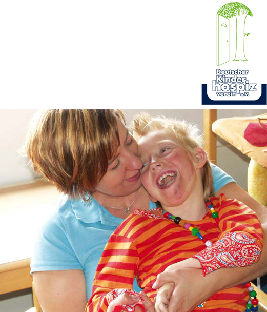 Ein lebensbedrohlich erkranktes Kind mit Ekzemen im Gesicht auf dem Arm eines Erwachsenen. Darüber das Logo des Deutschen Kinderhospizverein e.V.